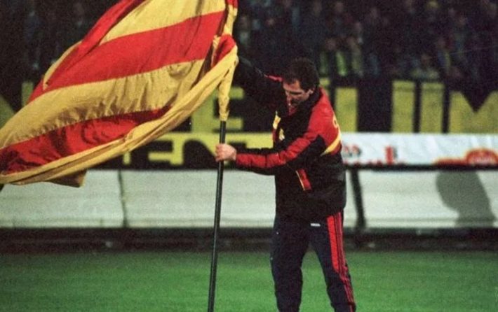 Κάρφωσε τη σημαία της ομάδας στη σέντρα της μισητής αντιπάλου: Ο προπονητής που φλέρταρε με λιντσάρισμα και τελικά έγινε ήρωας!