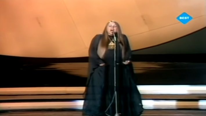 Με αλεξίσφαιρο γιλέκο, ντυμένη στα μαύρα: Η Ελληνίδα τραγουδίστρια που βγήκε στη σκηνή της Eurovision με κίνδυνο της ζωής της