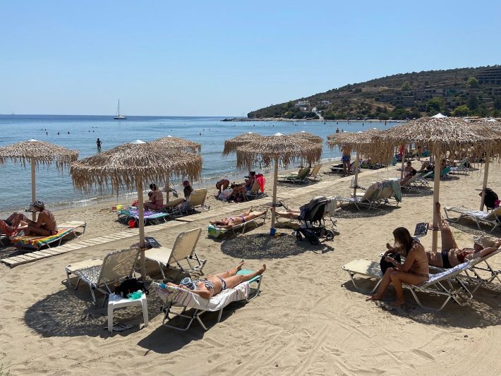35 λεπτά από τον Πειραιά: Το νησί που η πιάτσα αποκαλεί «τουριστικό θαύμα» ξεπερνάει τους 2 εκατ. τουρίστες