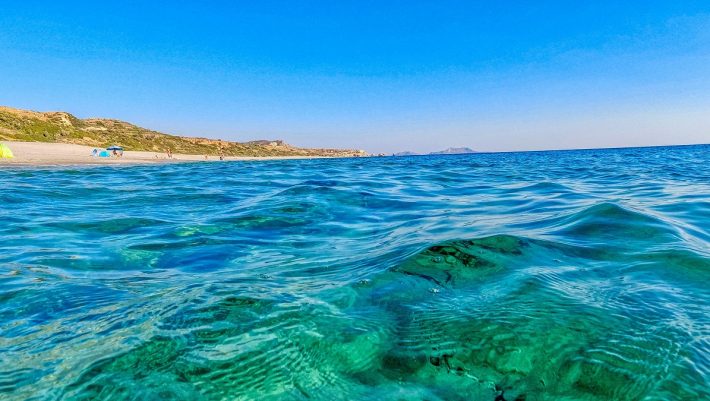 Οι βράχοι κάνουν το τέλειο καμουφλάζ: Κι όμως υπάρχει ακόμα παραλία-μυστικό στην Κρήτη