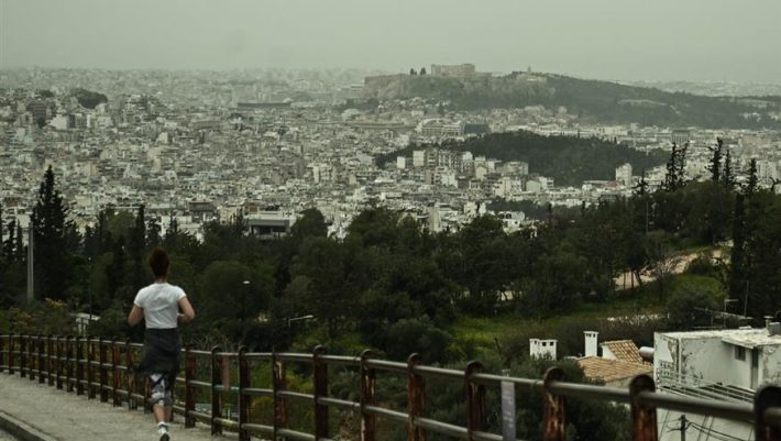 Η αφρικανική σκόνη ήρθε για να μείνει: Πότε υποχωρεί το τελευταίο κύμα και η εξέλιξη του καιρού