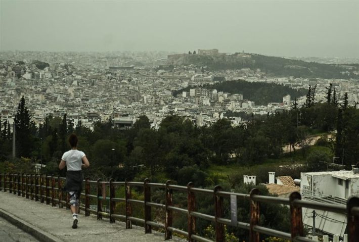 Η αφρικανική σκόνη ήρθε για να μείνει: Πότε υποχωρεί το τελευταίο κύμα και η εξέλιξη του καιρού