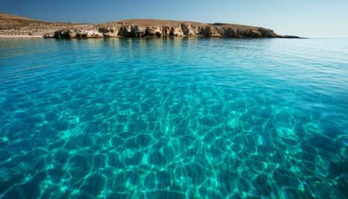 «Κρύβεται» δίπλα στη Μύκονο: Το παρθένο νησί με τα σμαραγδένια νερά που δεν έχουν ανακαλύψει ακόμα οι τουρίστες