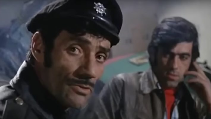Ο τύπος με το μουστάκι και την τραγιάσκα: O μυστηριώδης κομπάρσος του ελληνικού σινεμά που όλοι αποκαλούσαν «καουμπόι»