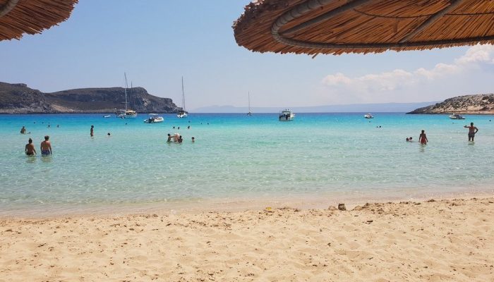 80 χιλ. τουρίστες ξεκρέμαστοι, «φέσι» 1,2 εκατ. ευρώ: Το ελληνικό νησί που τρέμει μετά το «κανόνι» του ταξιδιωτικού κολοσσού της Γερμανίας