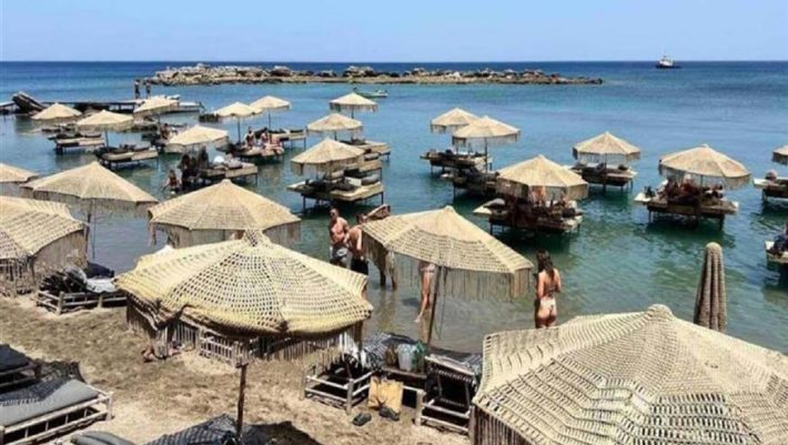 Ρόδος: Οργή για το beach bar με τις πλωτές ξαπλώστρες – Συνεχίζει να λειτουργεί παρά τα πρόστιμα