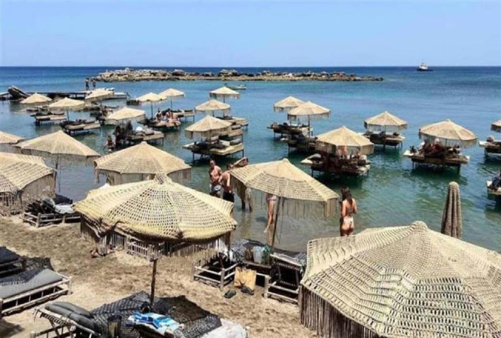 Ρόδος: Οργή για το beach bar με τις πλωτές ξαπλώστρες – Συνεχίζει να λειτουργεί παρά τα πρόστιμα