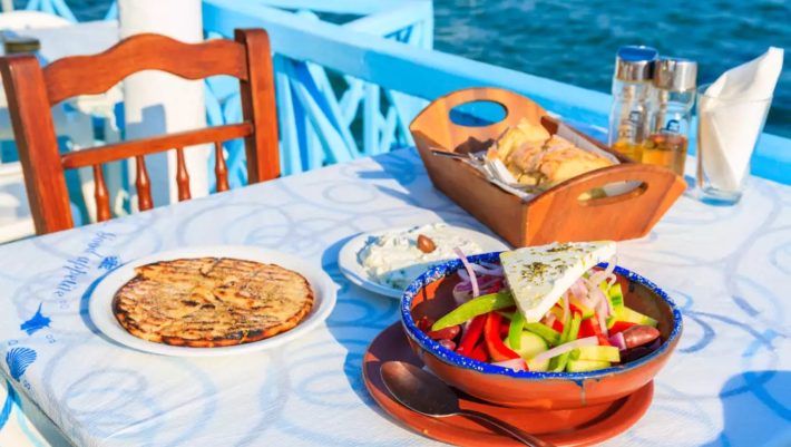 Στο εξωτερικό σαρώνει, οι Έλληνες το «ξεχνάνε»: Το γεύμα που τρώγεται μόνο το καλοκαίρι είναι εθνικός θησαυρός