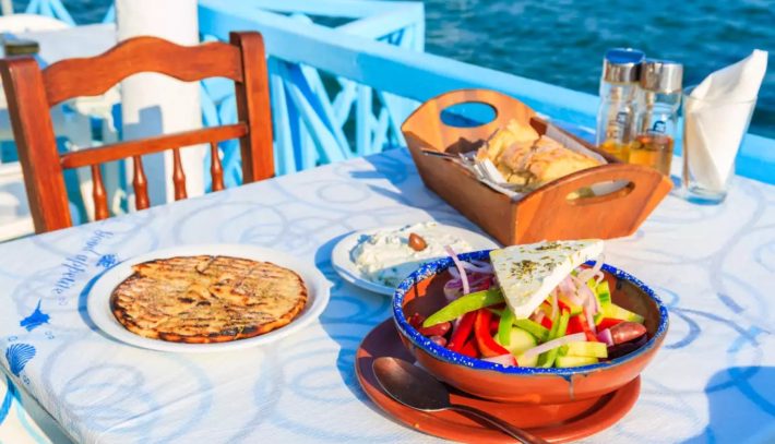 Στο εξωτερικό σαρώνει, οι Έλληνες το «ξεχνάνε»: Το γεύμα που τρώγεται μόνο το καλοκαίρι είναι εθνικός θησαυρός