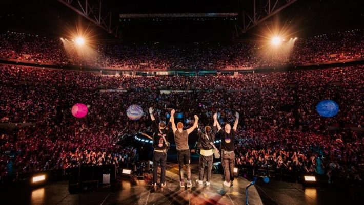 Coldplay: Φαντασμαγορικό σόου μπροστά σε 60.000 κόσμο - Εικόνες και βίντεο