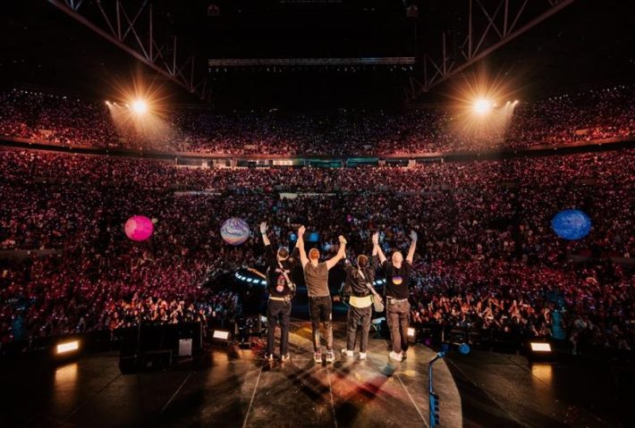 Coldplay: Φαντασμαγορικό σόου μπροστά σε 60.000 κόσμο - Εικόνες και βίντεο