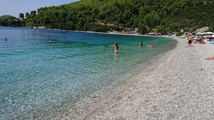 Διάφανα νερά, φαγητά που δεν βρίσκεις αλλού: Το πιο πράσινο ελληνικό νησί  παραμένει top προορισμός, παρά το ban