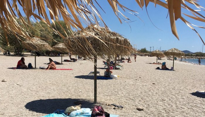 Δωρεάν ομπρέλες, σαν να είσαι σε νησί: H παραλία της Αθήνας που βάζει τα γυαλιά στις πανάκριβες διπλανές της