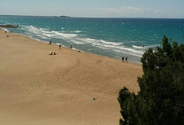Όλο άμμος, φοβερό φαγητό, δίκλινο 50€: Στο μέρος που έχεις όλη μέρα τη θάλασσα στα πόδια σου, θα κάνεις τις πιο οικονομικές διακοπές