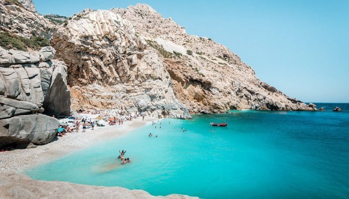 Δεκάδες παραλίες, φθηνό και καλό φαγητό: Στο νησί της απόλυτης ηρεμίας, κάνεις ονειρικές διακοπές με 43€ τη μέρα