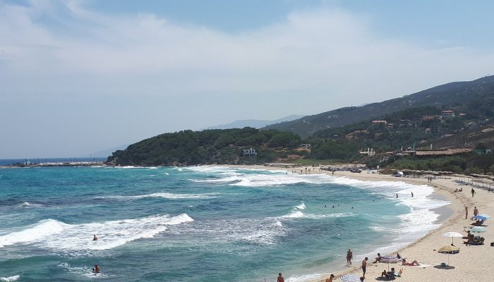 Δεκάδες παραλίες, φθηνό και καλό φαγητό: Στο νησί της απόλυτης ηρεμίας, κάνεις ονειρικές διακοπές με 43€ τη μέρα