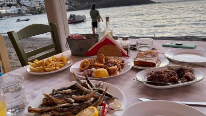 Εμείς το σνομπάρουμε, οι τουρίστες το λατρεύουν: Το υποτιμημένο ελληνικό φαγητό που ξετρέλανε την Αντζελίνα Τζολί