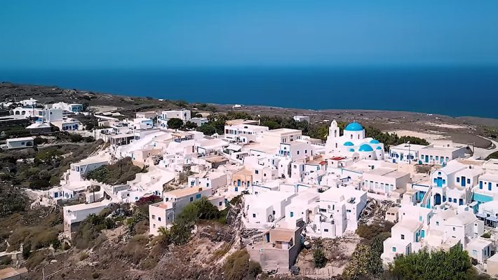 Σαν την κούκλα Σαντορίνη του ’80: Το νησί της ηρεμίας με τα 60 δωμάτια έχει τιμές άλλης εποχής