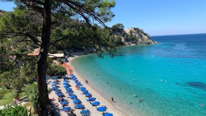 Μετά τις αυξήσεις 91% στα εστιατόρια τους: Το ελληνικό νησί με τις φοβερές παραλίες που επιλέγουν οι Τούρκοι για οικονομικές διακοπές