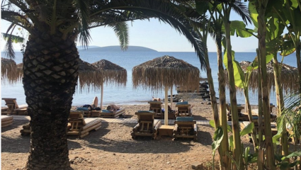 Μπάνιο και ταβέρνα σε τιμές προηγούμενης δεκαετίας: Η παραλία που γυρίστηκε το θρυλικό «Κάμπινγκ» της ΕΡΤ είναι 2 ώρες από την Αθήνα