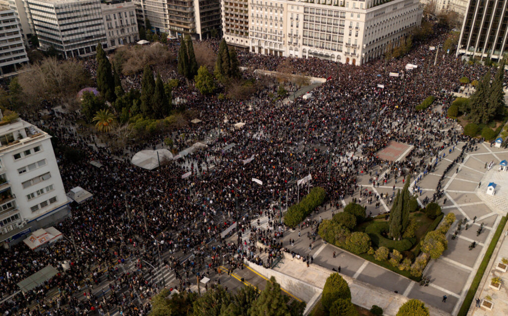 Θα έπρεπε να μας χαροποιεί που τα κανάλια δεν κάλυψαν τα Τέμπη