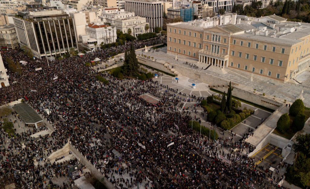 Θα έπρεπε να μας χαροποιεί που τα κανάλια δεν κάλυψαν τα Τέμπη