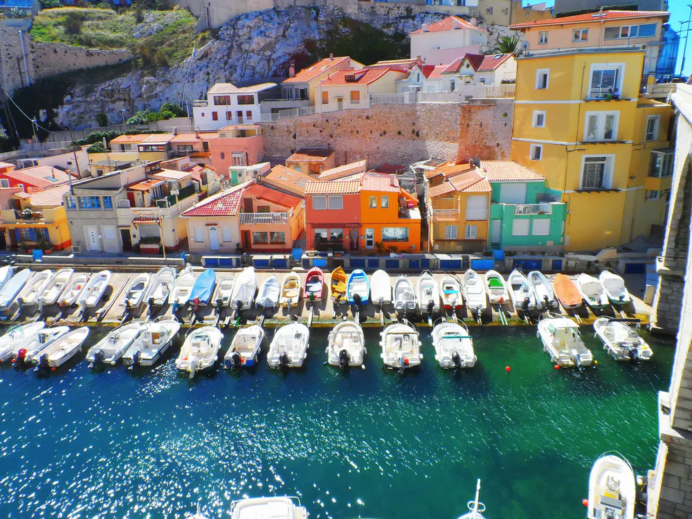 Μια χώρα με 67 εκατομμύρια κατοίκους, ρομαντισμό, και μια πόλη-λιμάνι, τη Μασσαλία, γέφυρα πολιτισμών. Ποια είναι;