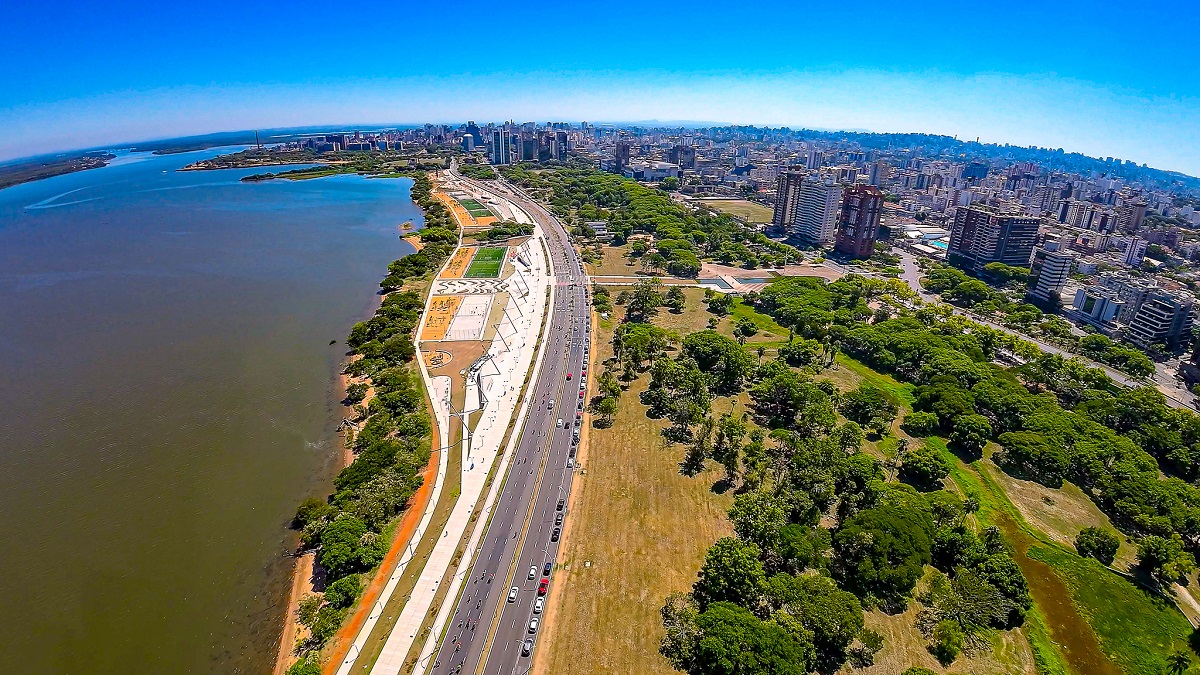 Με πάνω από 212 εκατομμύρια κατοίκους, καφέδες, πολύ χορό, πολλά κιλά μπάλα και μεγαλουπόλεις όπως το Πόρτο Αλέγκρε – πού σε ταξιδέψαμε αυτή τη φορά; 