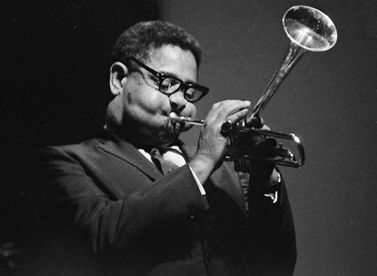 Ποιος σημαντικός μουσικός του 20ού αιώνα είναι στη φωτογραφία;