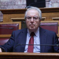 Αναστέναξε ο Μπαμπινιώτης, όταν το είδε: Το ρήμα που έγραψε λάθος ο Κυριάκος Μητσοτάκης δεν θέλει «ω»