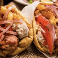 Λίγοι το ξέρουν: Το σουβλάκι με την αφράτη, χειροποίητη πίτα και τον ψιλοκομμένο γύρο είναι ό,τι πιο νόστιμο έχεις δοκιμάσει