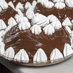 Πληθωρική σοκολάτα, υπεραφράτα σουδάκια: Το καλύτερο προφιτερόλ της πόλης κρύβεται σε ένα παλιό ζαχαροπλαστείο