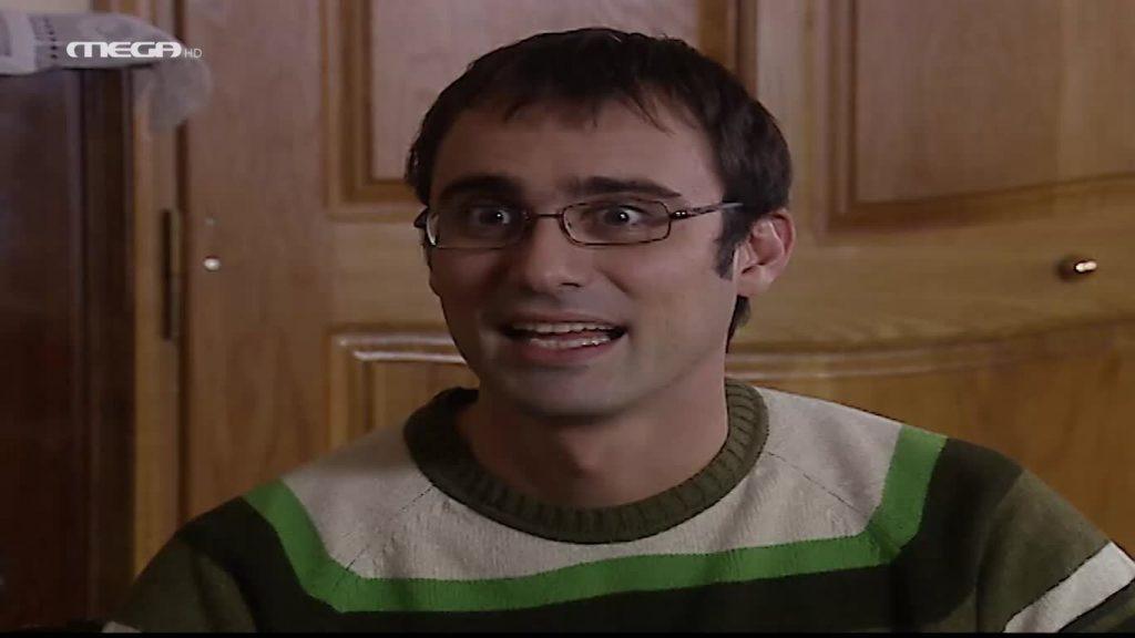 Στο επεισόδιο του κάμπινγκ, με ποιον υποστήριζε ο Σπύρος ότι μοιάζει πάρα πολύ; 