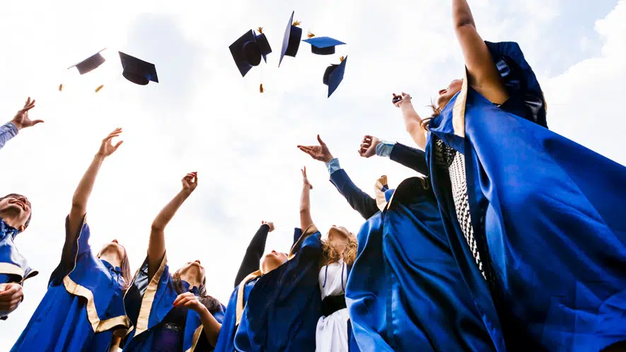 Με το καλό το πτυχίο! Θα σε δω στην…