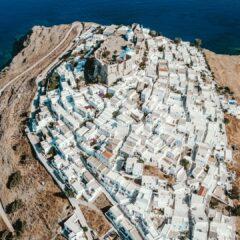 Στo No.1 του κόσμου: Το ελληνικό νησί που ο Guardian έβαλε στην κορυφή των τουριστικών προορισμών για το 2026