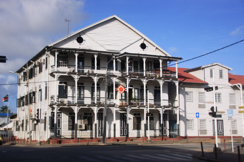 Σε ποια ήπειρο βρίσκεται το Παμαμάριμπο, η πόλη με την εντυπωσιακή ξύλινη αρχιτεκτονική που αποτελεί μνημείο της UNESCO; 