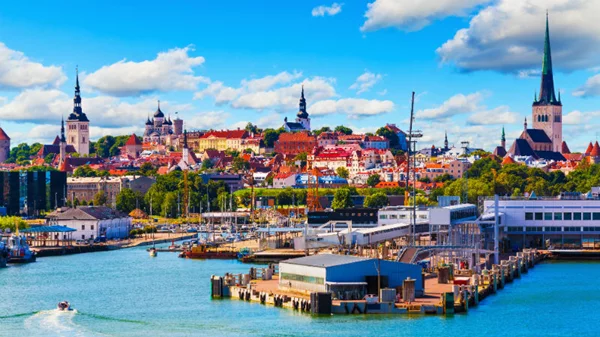 Σε ποια ήπειρο βρίσκεται το Ταλίν, διάσημο για το συνδυασμό αρχιτεκτονικής γοητείας με κορυφαία ψηφιακή τεχνολογία;