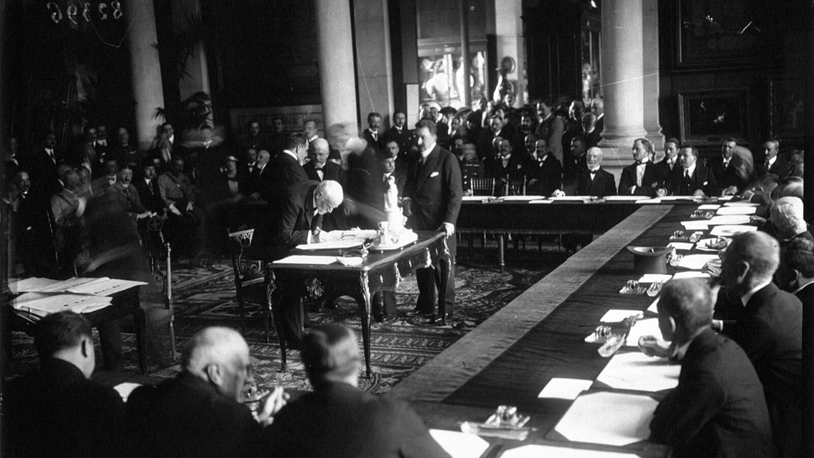 Με ποια συνθήκη του 1920 η Ελλάδα βρέθηκε στο απόγειό της, μένοντας γνωστή στην ιστορία ως «η Ελλάδα των δύο ηπείρων και των πέντε θαλασσών»: