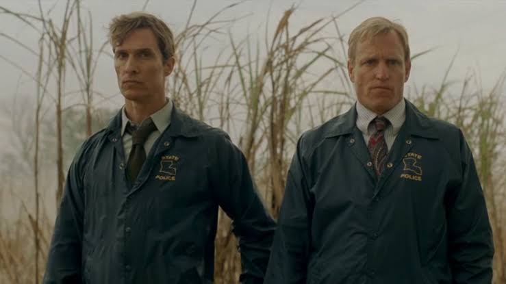 Η 1η σεζόν του True Detective είναι από τις καλύτερες στην ιστορία της τηλεόρασης. Τι ονόματα είχαν οι χαρακτήρες που υποδύθηκαν οι Μάθιου ΜακΚόναχι και Γούντι Χάρελσον;