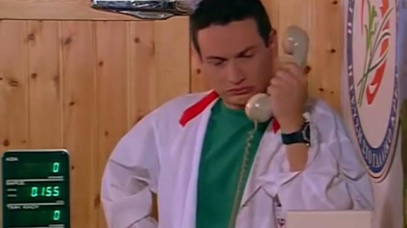 Πώς λεγόταν ο βοηθός του Αλέκου στο κρεοπωλείο, τον οποίο υποδυόταν ο Σταύρος Νικολαΐδης στα «Εγκλήματα»;